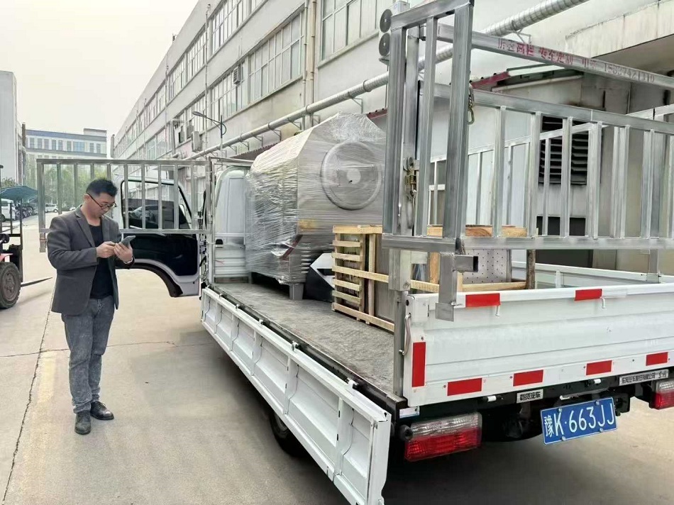 山西客戶訂購的許昌智工電磁炒貨機裝車發貨